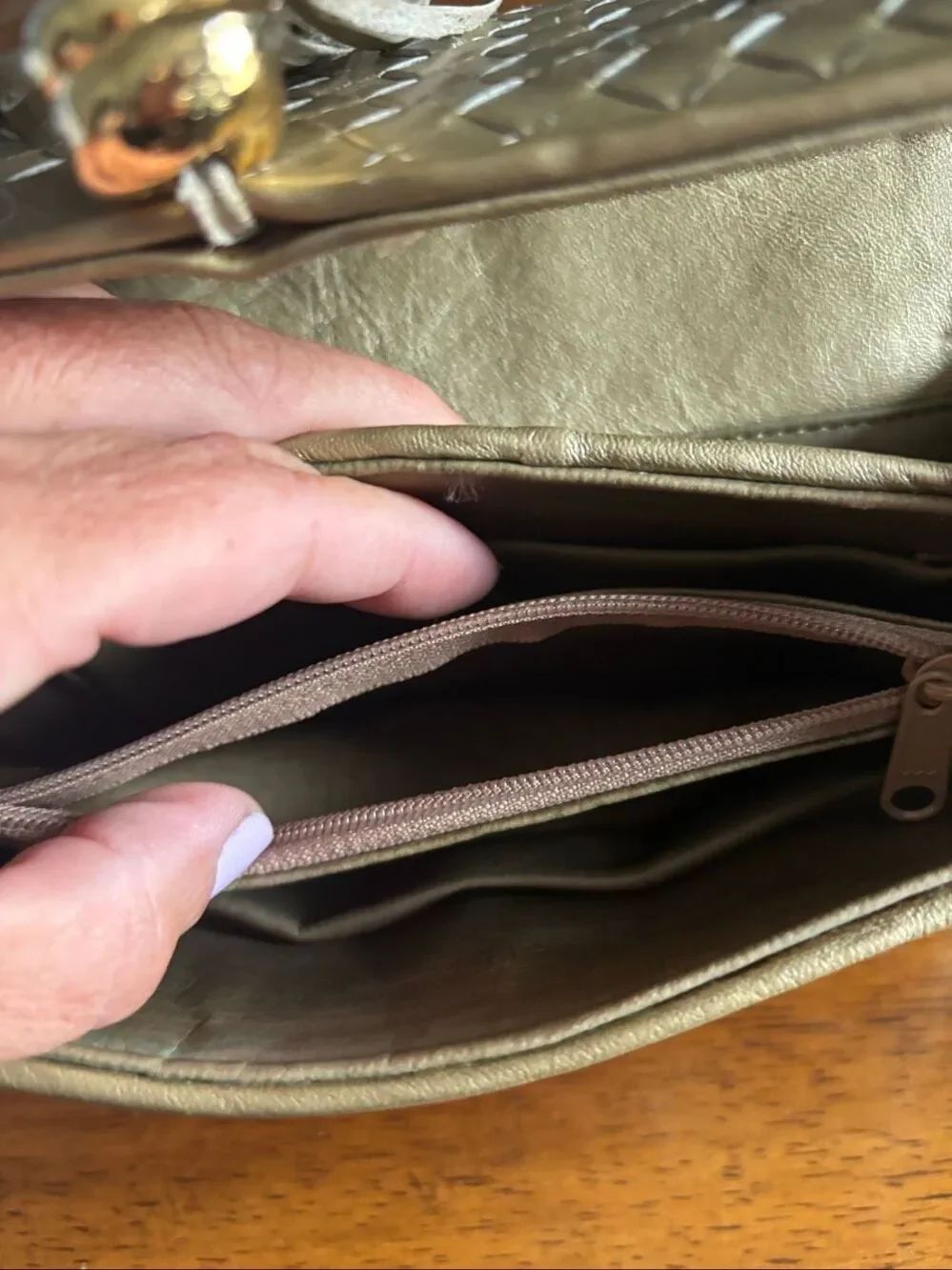 Small gold Crossbody purse - Picture 4 of 6